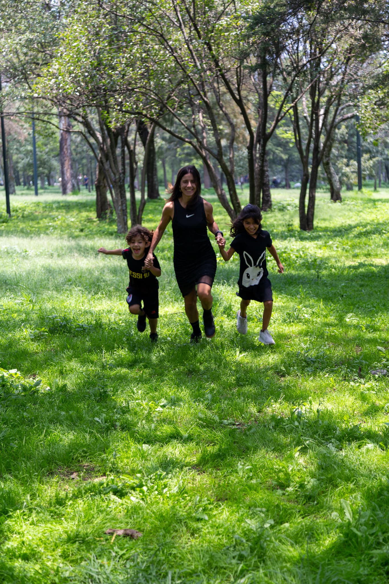 Vale Casenave corriendo con Octavio y Simona en un parque de CDMX